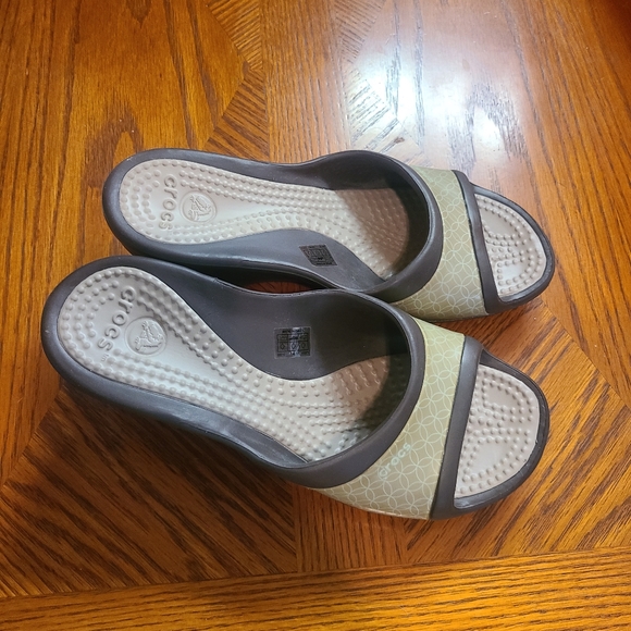 CROCS Sassari Wedge Sandals Green Brown Strap Slip On Comfort Women Size 8 - Picture 3 of 6